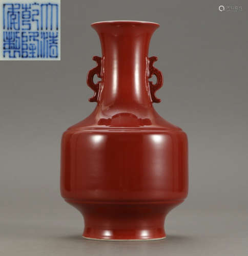A RED GLAZE VASE WITH BEAST EARS