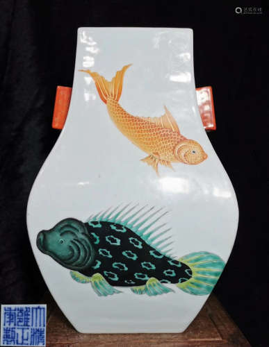 A FAMILLE ROSE GLAZE VASE PAINTED WITH FISH
