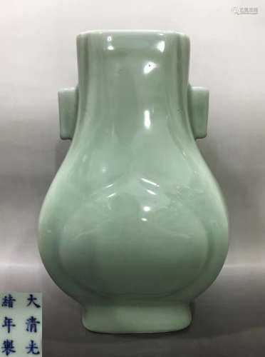 A GREEN GLAZE VASE WITH EARS