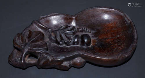 A GOURD BRUSH WASHER CARVED WITH LEAVES