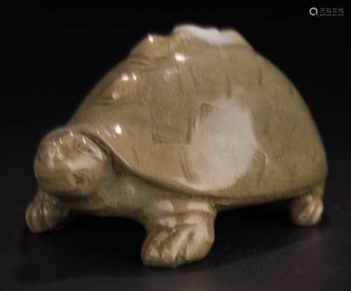 A YUE YAO GREEN GLAZE TORTOISE PENDANT