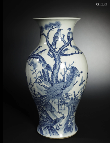 A VERY FINE BLUE AND WHITE BOTTLE VASE