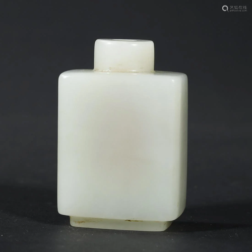 A WHITE JADE SNUFF BOTTLE