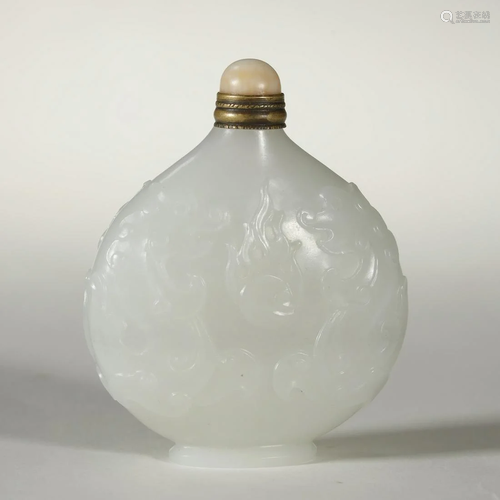 A FINELY CARVED WHITE JADE SNUFF BOTTLE