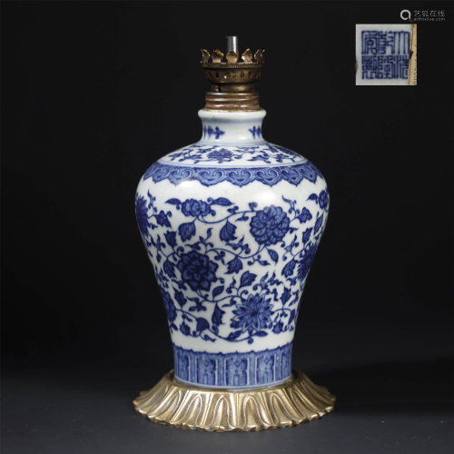 A SMALL RARE BLUR AND WHITE VASE,MEIPING