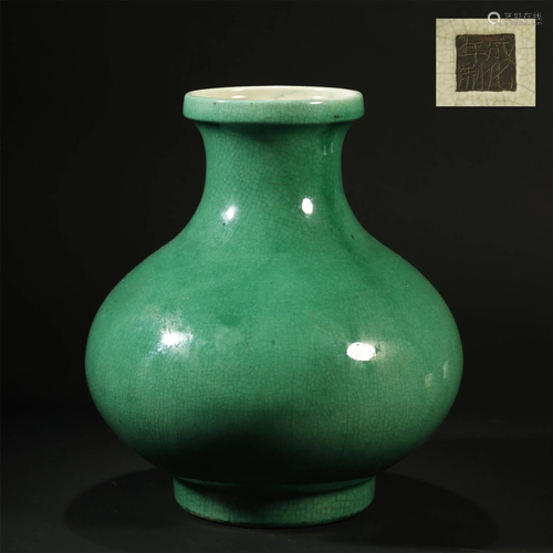 A FINE GREEN-GLAZED VASE