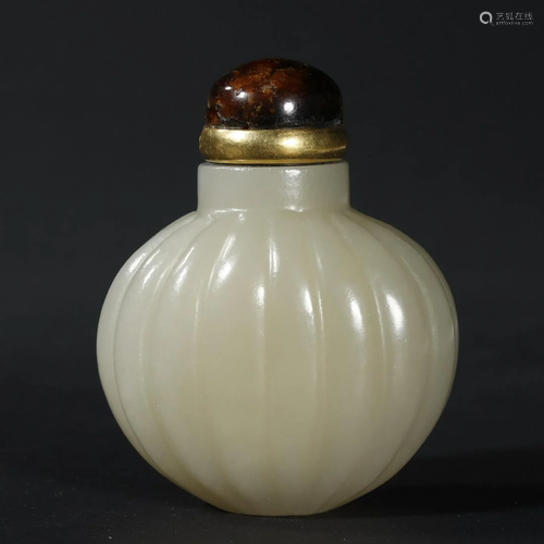 A RARE CARVED WITH WHITE JADE MELON-SHAPED …