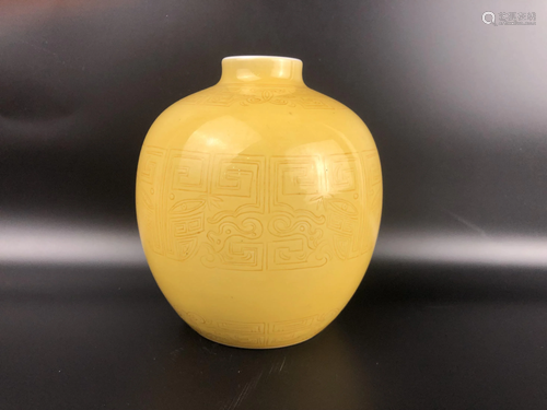 A CHINESE YELLOW GLAZED JAR WITH KANGXI M…