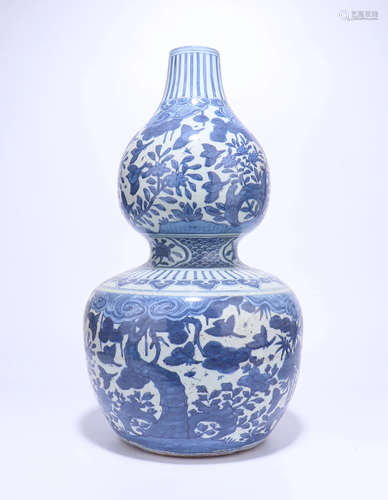 A CHINESE BLUE AND WHITE DOUBLE GOURD VASE…