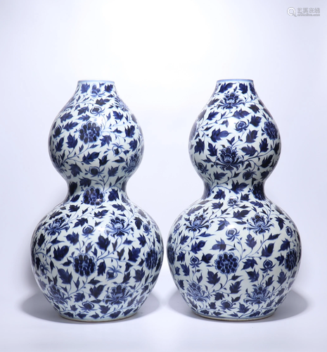 A PAIR OF CHINESE BLUE AND WHITE DOUBLE G…