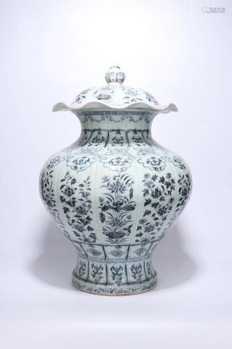 A CHINESE BLUE AND WHITE LOTUS LEAVES VASE, Z…