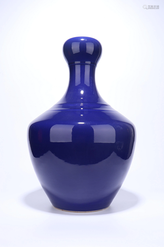 A CHINESE BLUE GLAZED GARLIC HEAD VASE …