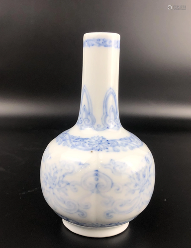 A CHINESE BLUE AND WHITE VASE WITH YONGZHE…