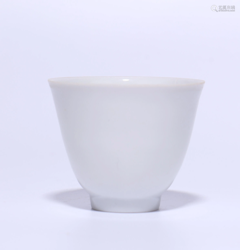 A CHINESE WHITE GLAZED CUP, QING DYNASTY