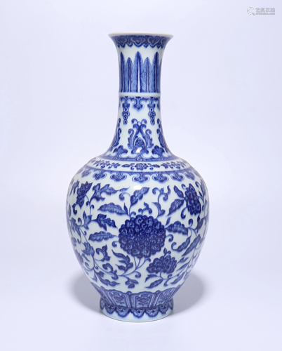 A CHINESE BLUE AND WHITE LOTUS VASE WITH QI…