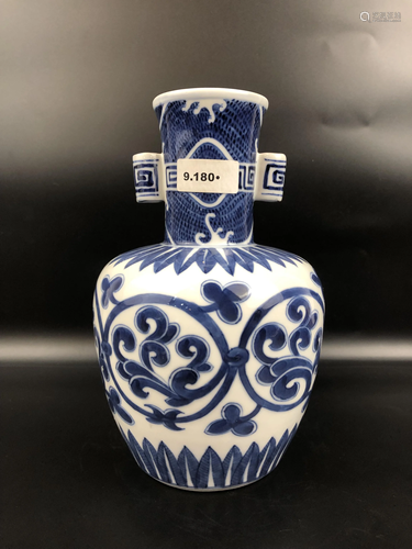 A CHINESE BLUE AND WHITE VASE WITH QIANLON…