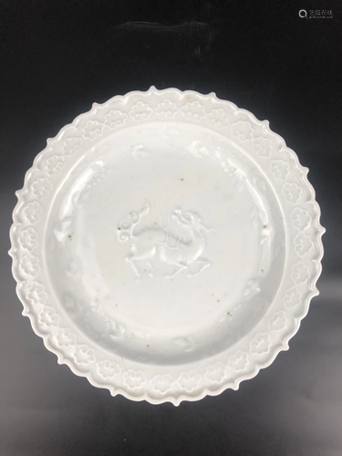 A CHINESE WHITE GLAZED DISH, 17CENTURY