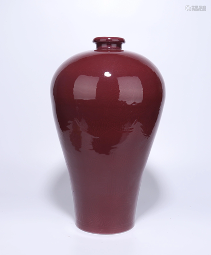 A CHINESE RED GLAZED VASE, MEIPING, MING DYNA…