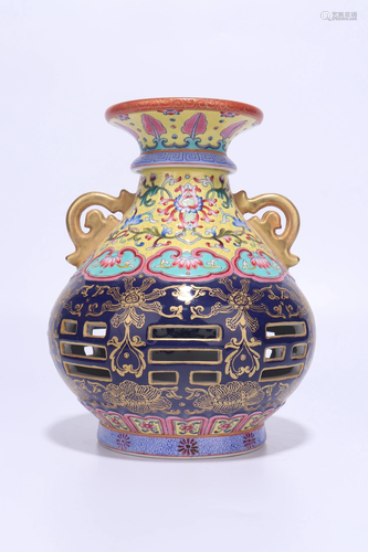 A CHINESE FAMILLE ROSE VASE WITH MARK, QIN…