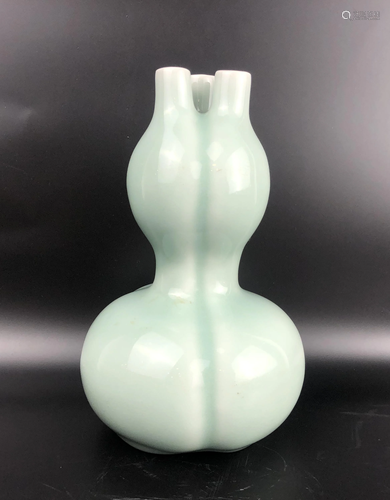 A CHINESE LIGHT GREEN GLAZED VASE WITH …