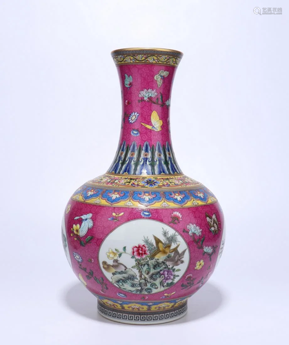 A CHINESE FAMILLE ROSE FLOWER VASE WITH QI…