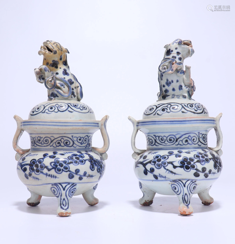 A PAIR OF CHINESE BLUE AND WHITE TRIPOD CE…