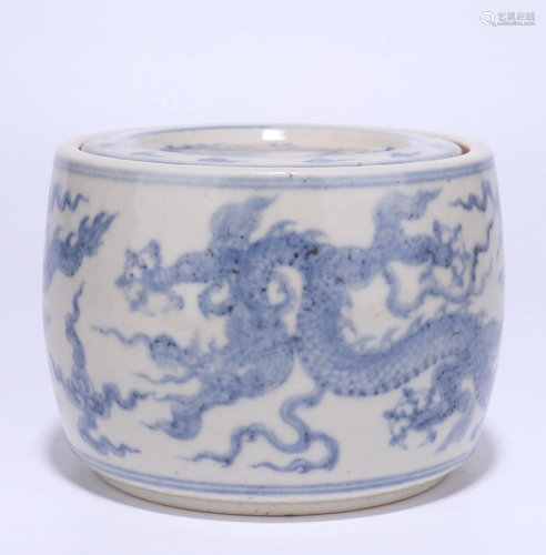 A CHINESE BLUE AND WHITE CRICKET BOX AND C…