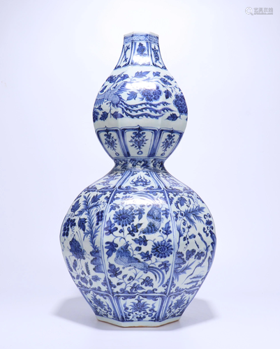 A CHINESE BLUE AND WHITE DOUBLE GOURD VASE…