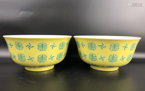 A PAIR OF CHINESE YELLOW GROUND FAMILLE R…