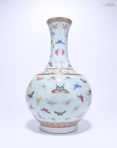 A CHINESE FAMILLE ROSE VASE, QING DYNASTY