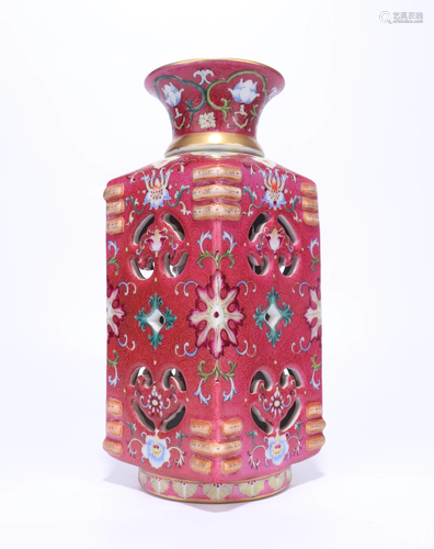 A CHINESE FAMILLE ROSE VASE, QING DYNASTY