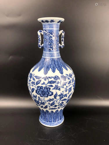 A CHINESE BLUE AND WHITE FLOWER VASE, QING …