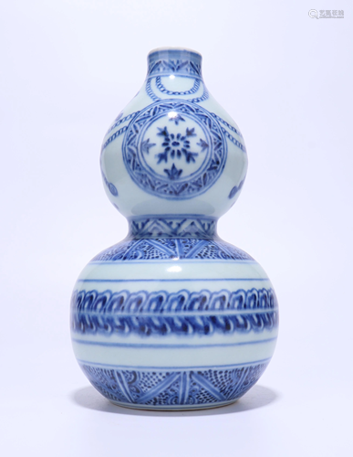 A CHINESE BLUE AND WHITE DOUBLE GOURD VASE…