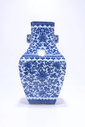 A CHINESE BLUE AND WHITE VASE, QING DYNASTY