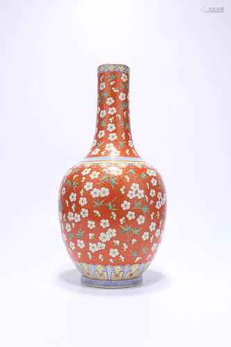 A CHINESE FAMILLE ROSE VASE, QING DYNASTY