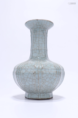 A CHINESE GUAN-TYPED GLAZED VASE, QING D…