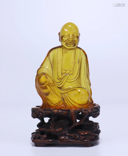 A CHINESE AMBER FIGURE OF SEATED LUOHAN …