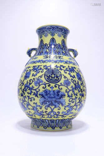 A CHINESE BLUE AND WHITE VASE, QING DYNASTY