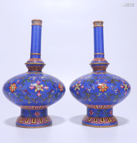 A PAIR OF CHINESE FAMILLE ROSE BLUE GROUND…