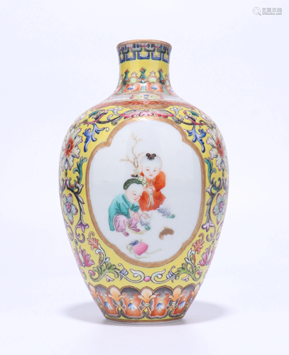 A CHINESE FAMILLE ROSE VASE, QING DYNASTY