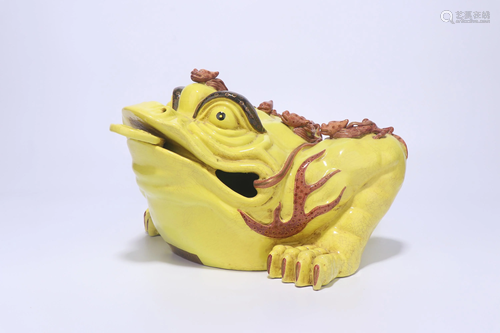 A CHINESE YELLOW GLAZED GOLD TOAD, QING …