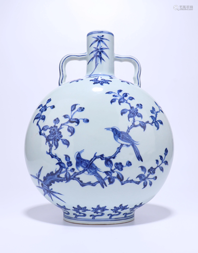 A CHINESE BLUE AND WHITE VASE, QING DYNASTY