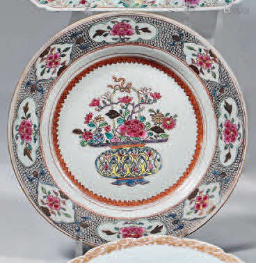 China porcelain soup plate. Qianlong, 18th century…