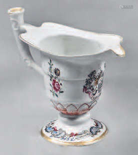 Small Chinese porcelain ewer. Qianlong, 18th centu…