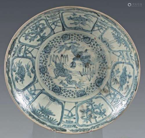 Chinese glazed stoneware dish (Swatow). 17th centu…