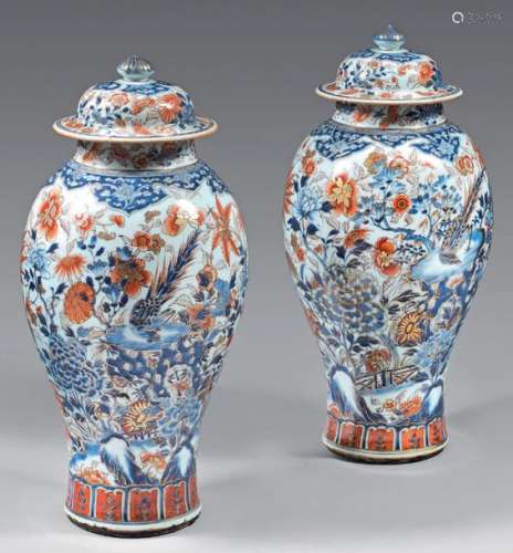 Pair of vases and their lids made of Chinese porce…