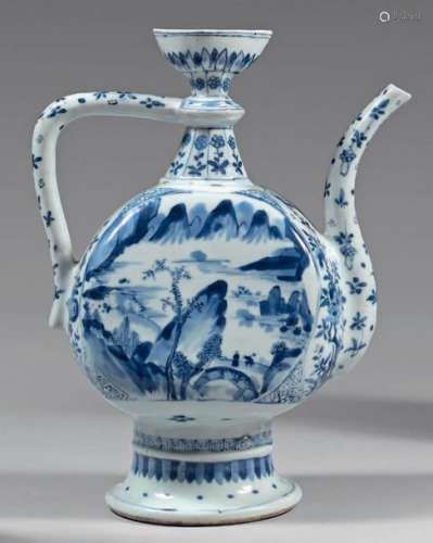 Chinese porcelain ewer. Kangxi (1662 1722). Of fla…