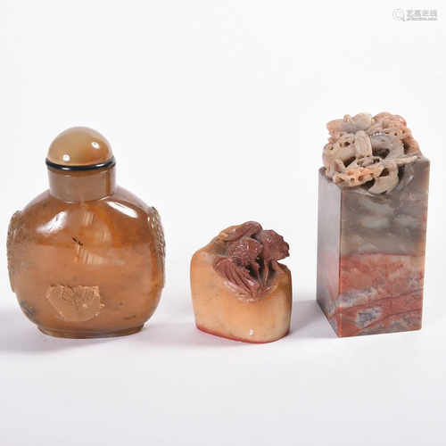 Large Chinese Agate Snuff Bottle and Two Seals