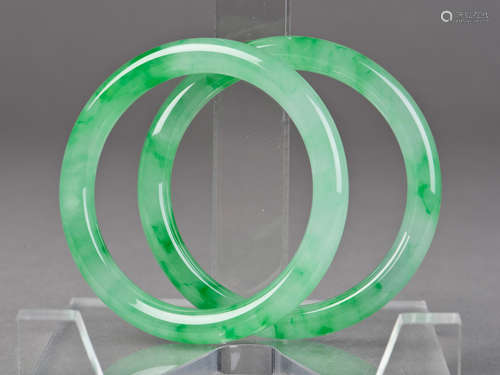 A PAIR OF JADEITE JADE BANGLES