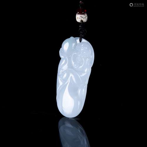 A CARVED JADEITE 'BUDDHA' PENDANT